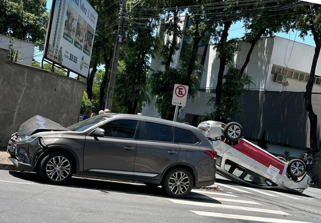 Pela manhã, dois carros bateram e um deles capotou no cruzamento da Castelo Branco com rua Caviúna, no bairro Horto