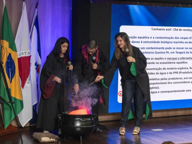 A professora Myriam Marques Ramos Ribeiro durante aulão pré-Enem realizado em Ipatinga