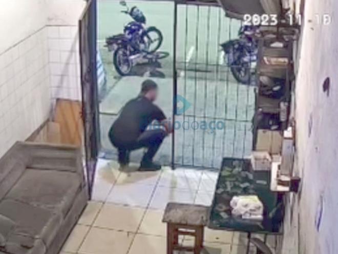 A vítima, após ser baleada, aguarda socorro na porta do ponto de mototáxi na avenida Macapá
