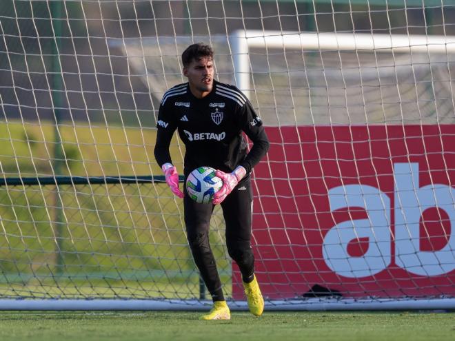 Matheus Mendes vai substituir o suspenso Everson neste domingo