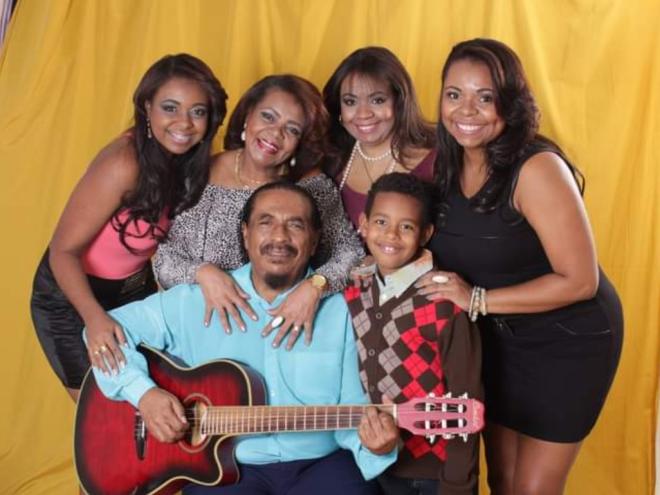 O amor pela música contagia toda a família; as três filhas cantam ao lado do pai