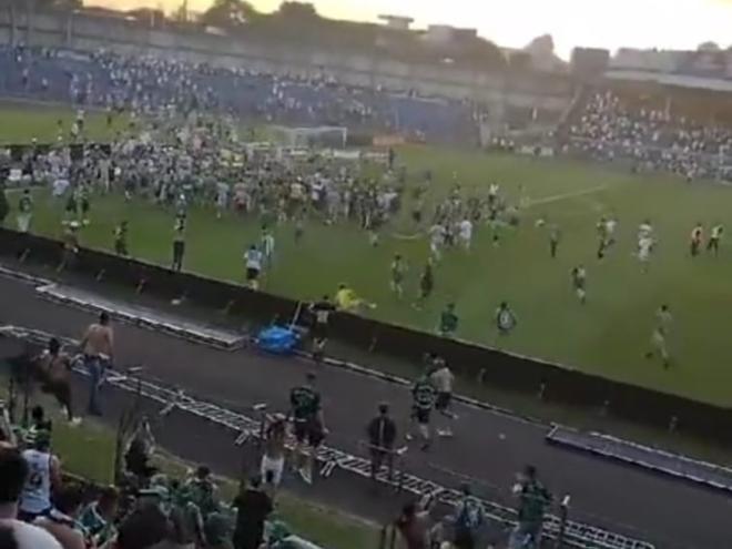 Torcedores invadiram o gramado após o gol do Coritiba 
