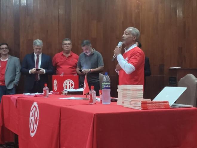 O ex-atacante Romário assumiu o comando do seu time de coração