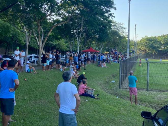 Mesmo numa tarde de muito calor, o público foi muito bom para acompanhar Universo x Beira Rio