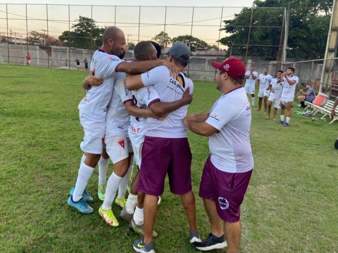 Jogadores e comissão técnica do Iguaçu comemoraram muito o gol do triunfo, já nos acréscimos