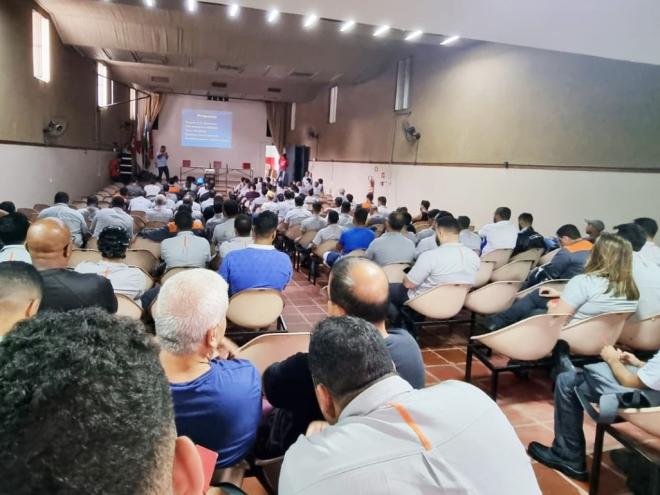 A assembleia dos metalúrgicos da Aperam ocorreu em três sessões no Metasita 