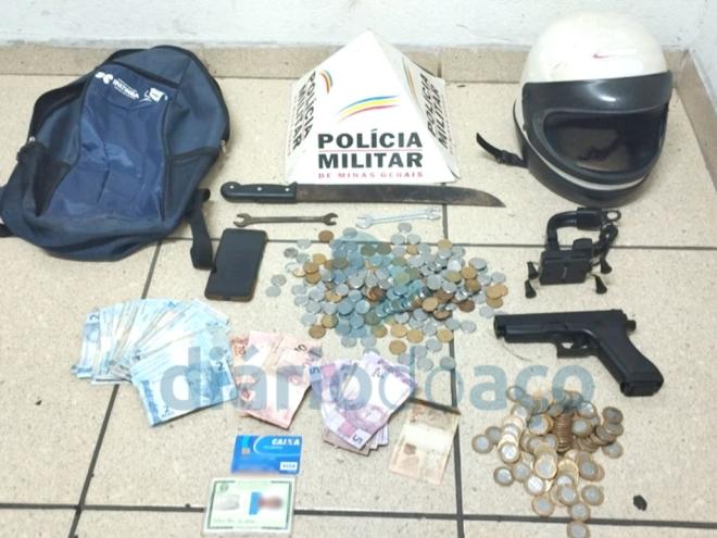Estes objetos foram apreendidos com o autor do roubo, entre eles, um réplica de pistola usada para render a vítima