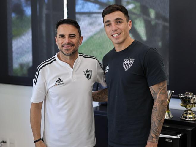 O diretor de futebol Rodrigo Caetano ao lado do lateral argentino