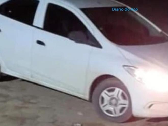 Dupla em moto rendeu motorista na MG-759, nas imediações do antigo aterro sanitário, um dos marginais assumiu a direção e, acompanhado do comparsa na moto, fugiu sentido a Revés do Belém; carro foi abandonado no meio do mato