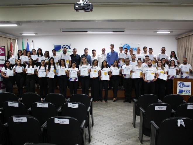 Na cerimônia, cada participante recebeu seu certificado de conclusão de curso
