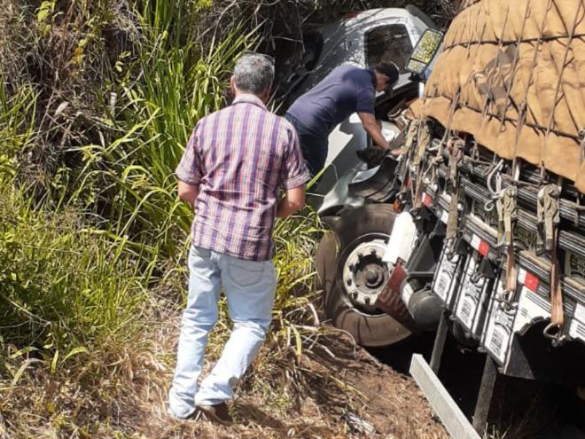 Motorista do caminhão afirma que condutor do Fox invadiu a contramão 