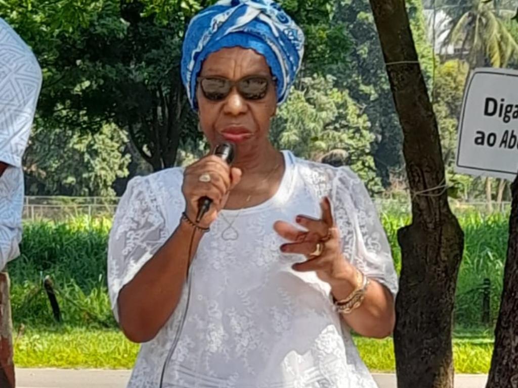 A dirigente espiritual, Mãe Fatima de Ogum, iniciou a sessão falando da importância do respeito, amor e caridade