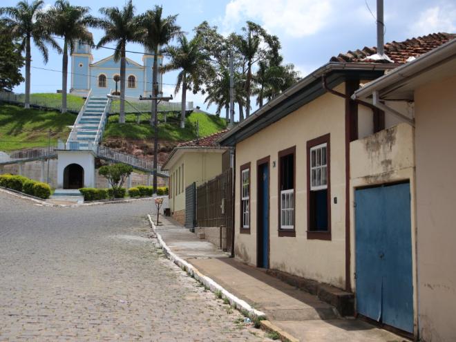 A Igreja de Nossa Senhora do Bonsucesso e avenida Afonso Pena, em Serranos