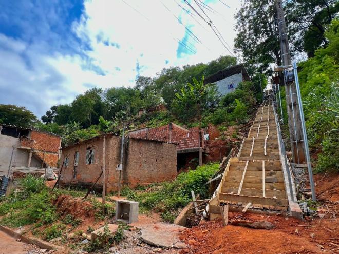 Já está sendo feita a concretagem da escada, composta por 200 degraus 