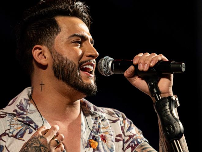 Os hits Oi Nego, Coleção de Ex e Beber com emergência prometem levantar o público no show do cantor 
