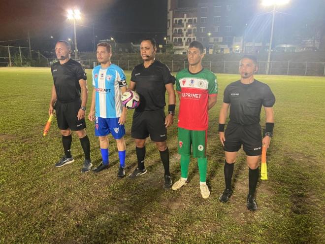 O árbitro Albino Fernando (Gugu), os capitães de Vila Celeste e Limoeiro, ao lado dos assistentes, em noite de bom futebol na Segundona ipatinguense