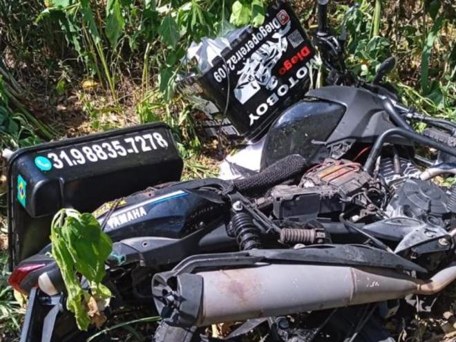 Motocicleta caiu a aproximadamente 5 metros de distância da vítima