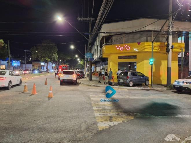 Após o impacto, o carro se chocou frontalmente contra a parede de um estabelecimento comercial, quebrando uma parte da parede