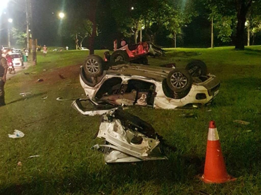 Os dois carros ficaram muito danificados com o choque