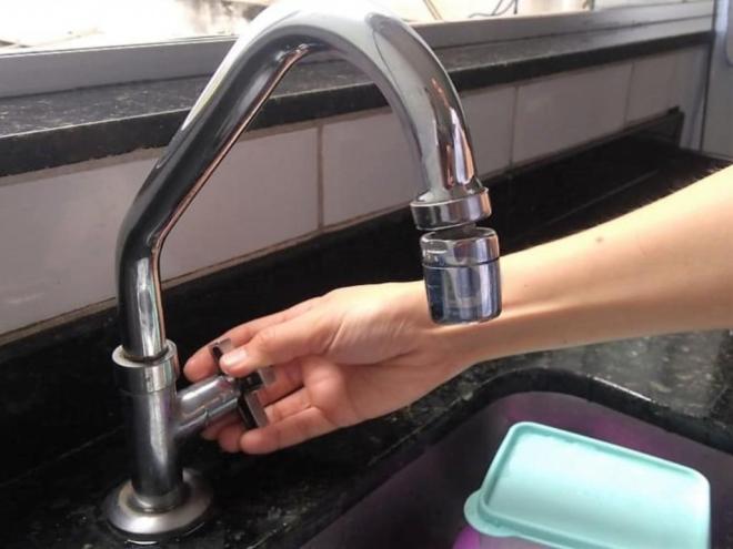 Centenas de moradores sofrem sem água neste calor extremo