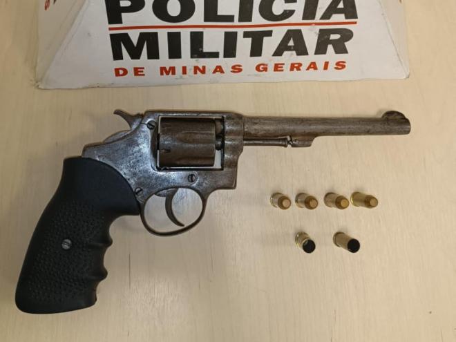 Arma estava com jovem de 18 anos, abordado por policiais militares em um bar, no bairro Bom Retiro 