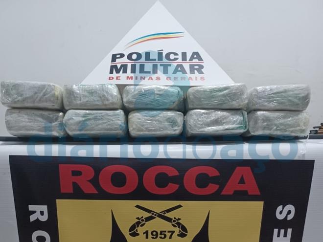 As dez barras de crack apreendidas pelos policiais militares