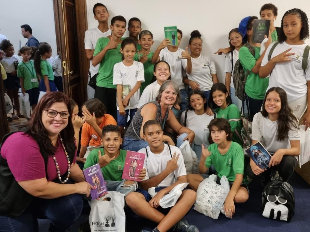 Cláudia Castro (à esquerda) assina romances adultos e infanto-juvenis e faz sucesso de vendas