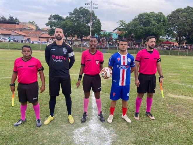 O árbitro Jardel Rocha, seus assistentes e os capitães antes do melhor jogo do campeonato
