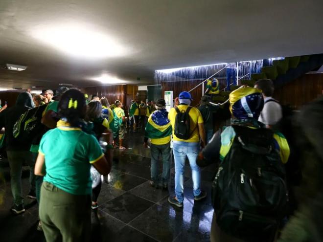 Segundo a defesa, o acusado não participou dos atos e entrou no Congresso para se proteger das bombas de gás que foram lançadas pelos policiais que reprimiram os atos