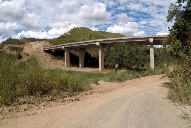 Empresa que vencesse a licitação teria que dar sequencia à duplicação de trechos da BR-381 como esse, onde o viaduto sobre o ribeirão Oncinha, em Antônio Dias, está conclúdo há mais de 4 anos, à espera de sequência 
