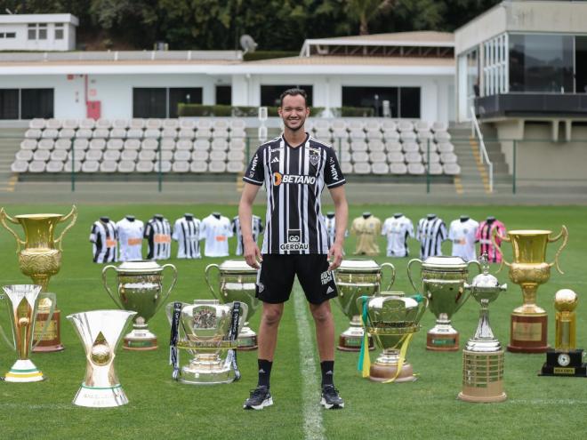 Quando completou a marca de 350 jogos pelo Galo, o zagueiro posou ao lado dos troféus conquistados ao longo de duas passagens pelo clube