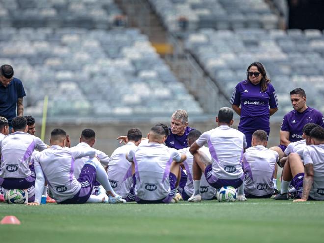 Antes do duelo, o time celeste treinou no Gigante da Pampulha