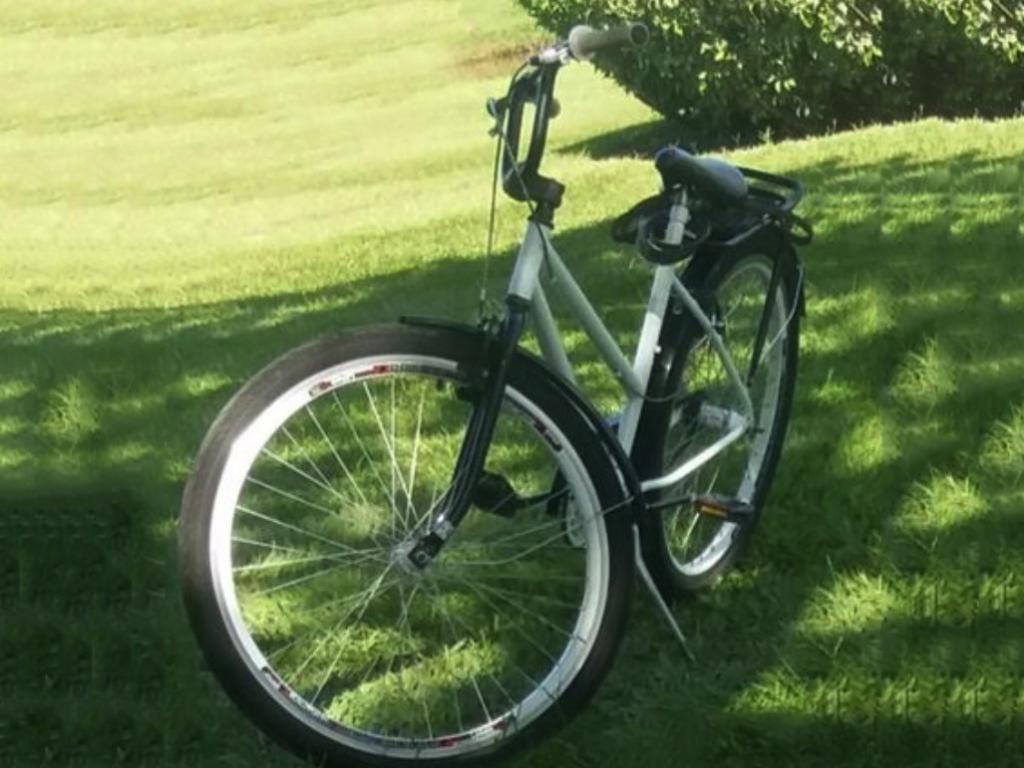 Trabalhadora deixou bicicleta trancada no bicicletário, ao sair para o horário do almoço descobriu que veículo tinha sido levado por um marginal