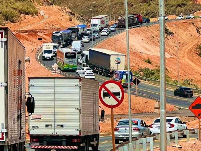 Sem definição de grandes investimentos para sua duplicação e melhoria, rodovia que liga o Leste de Minas à capital representa um gargalo para o desenvolvimento regional