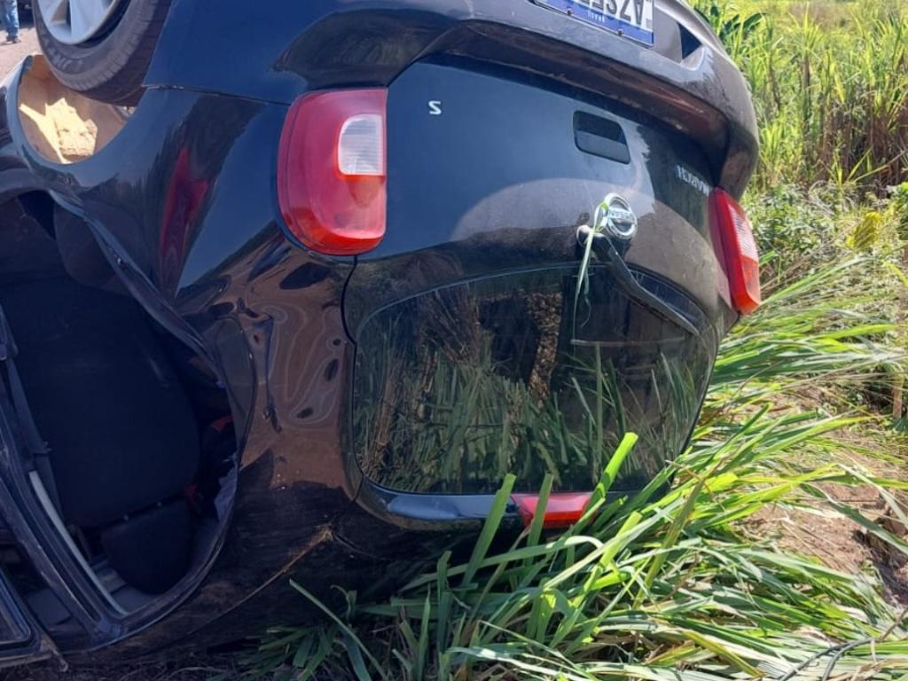 Nissan parou com as rodas viradas para cima à margem da rodovia 