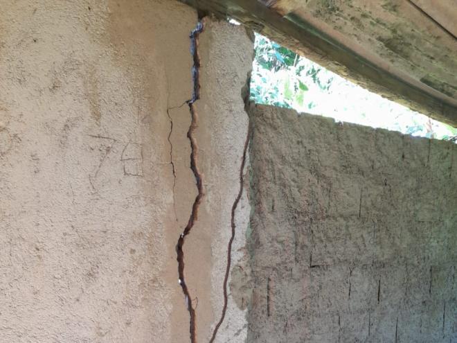 Casa apresenta várias rachaduras e parte do imóvel já está cedendo 