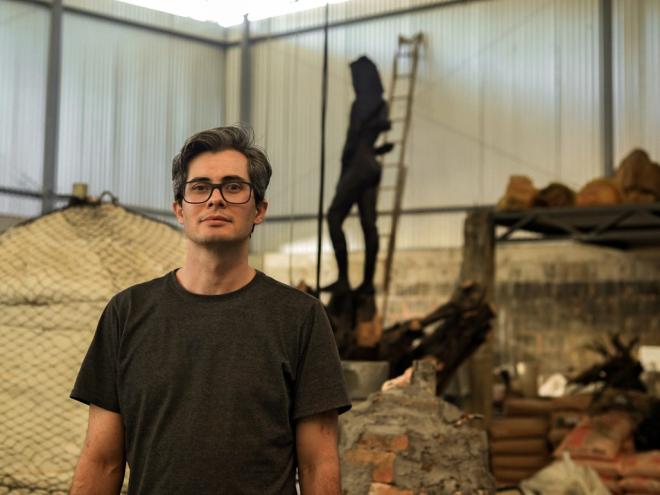O escultor Guilherme Marques em seu ateliê