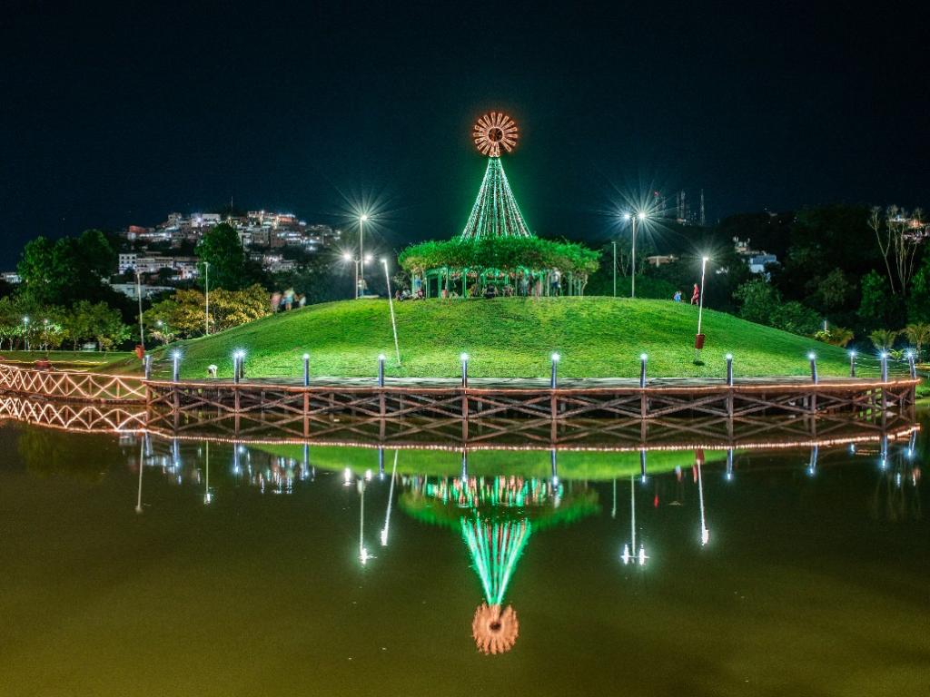 As luzes ressaltam mais a beleza do Parque Ipanema: mais de 250 mil lâmpadas instaladas em vários pontos turísticos