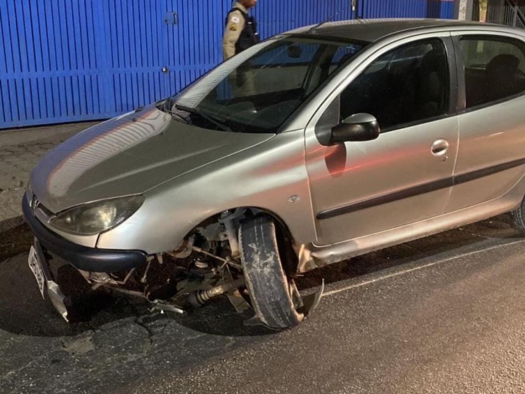 Motociclista colidiu frontalmente contra o lado esquerdo do Peugeot/206