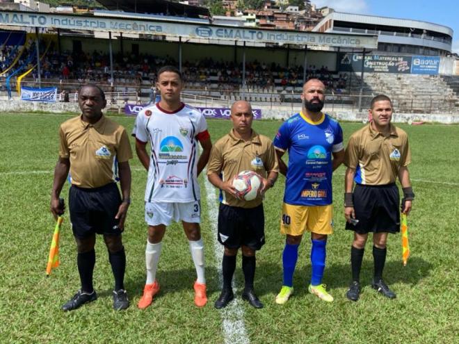 O trio de árbitros com os capitães: jornada bem cumprida por todos os envolvidos