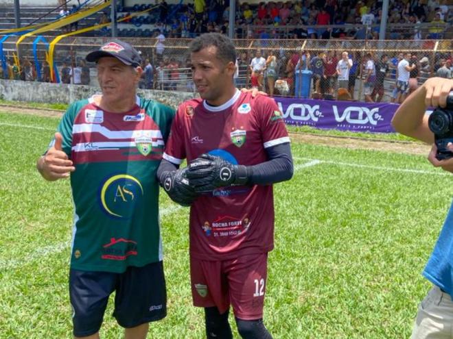 O goleiro Josimar, muito festejado após a conquista: defendeu uma cobrança que contribuiu decisivamente