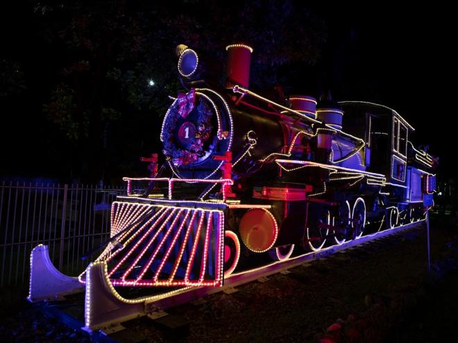 A locomotiva iluminada é uma das belas atrações
