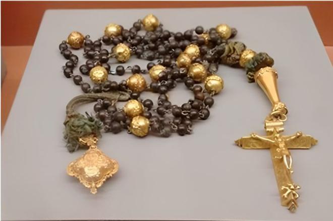 O rosário é datado do século XVIII, possui detalhes em ouro e integra o acervo da Basílica de Nossa Senhora do Pilar, tombada pelo instituto em 1939