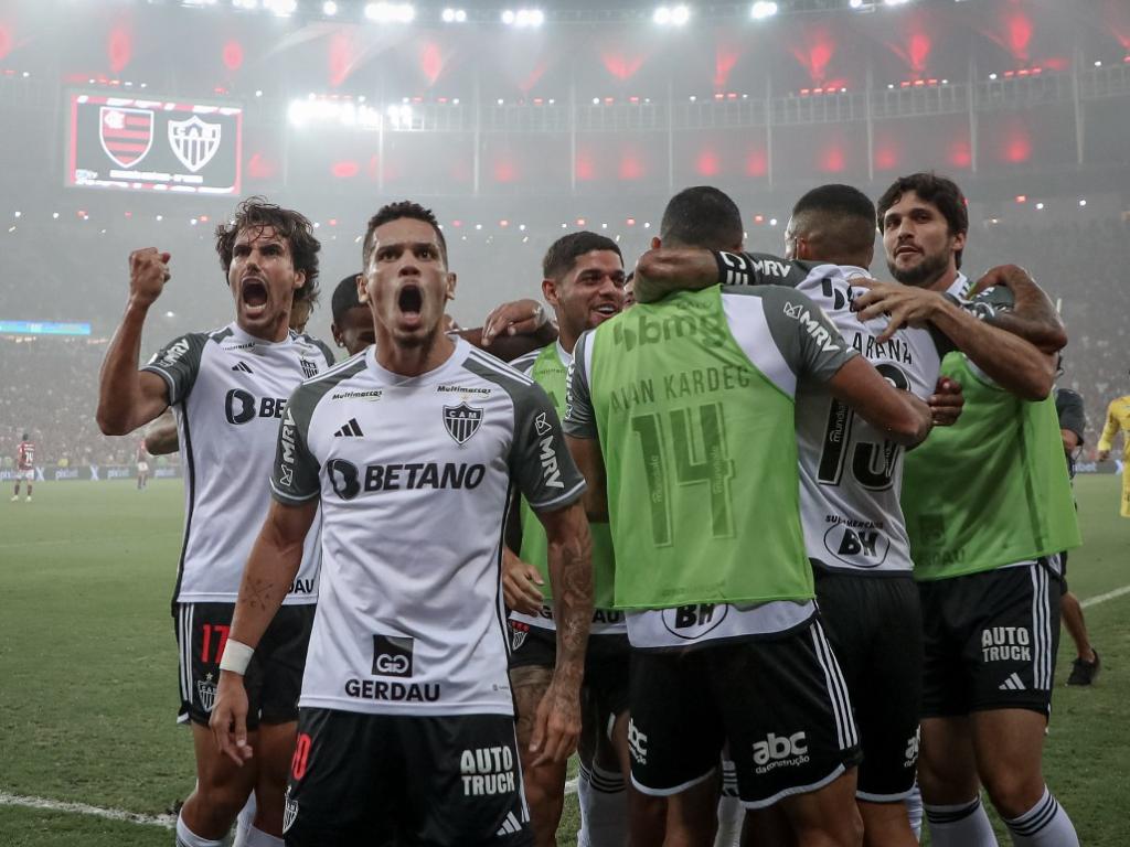 Paulinho abriu o placar logo no início do jogo