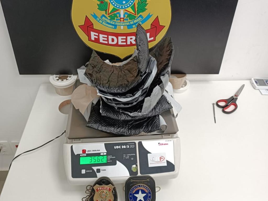 O entorpecente estava atado ao corpo da jovem catarinense, descoberta ao tentar embarcar no aeroporto de Confins, para Lisboa 