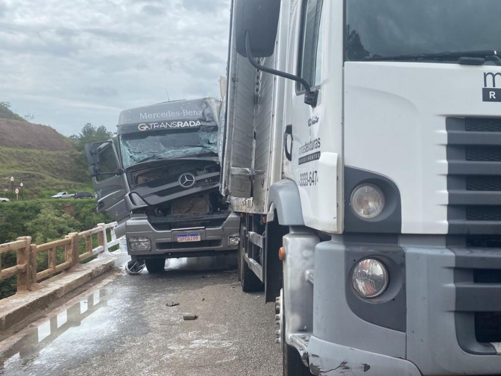 Três caminhões colidem e ficam emparelhados na BR-251 em Minas