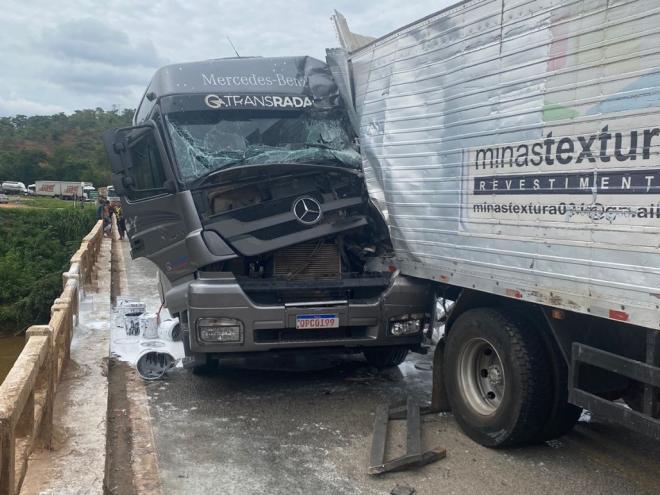 Caminhão Volkswagen voltou de ré a carroceria baú atingiu o Mercedes Benz, que trafegava pela rodovia