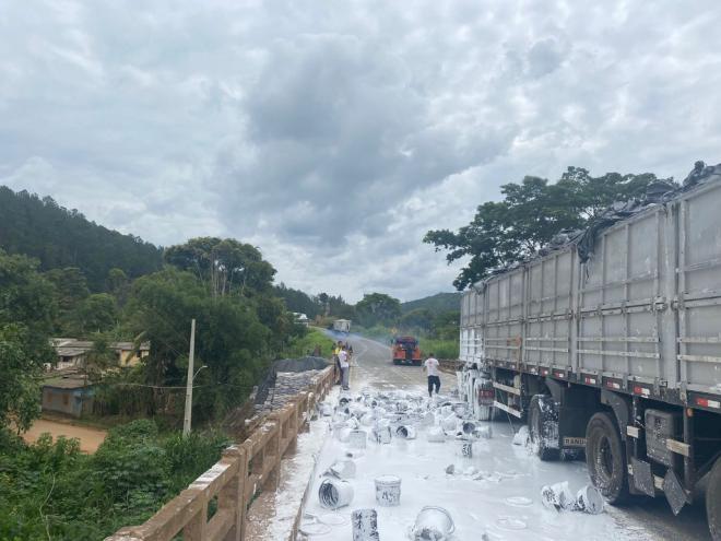Não houve feridos, mas rodovia ficou fechada, parte da carga derramada e caminhões danificados 
