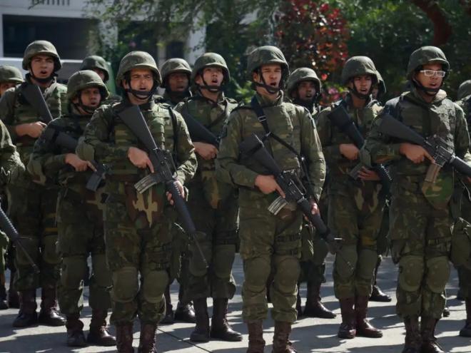 O Ministério da Defesa disse, em nota, que tem acompanhado a situação e que “ações de defesa têm sido intensificadas na região da fronteira ao Norte do país, promovendo maior presença militar”.  
