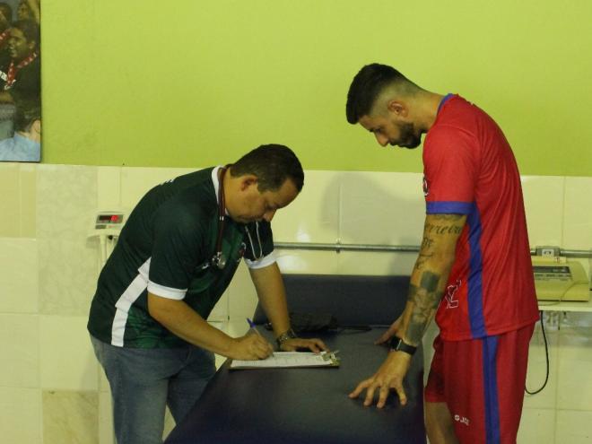 O dr. Higor Carlesch realizando as primeiras avaliações no goleiro Willian